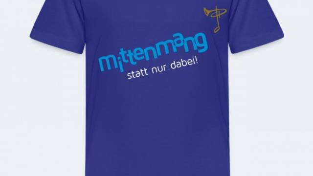 Dunkel Blaues T-Shirt mit der Aufschrift „Mittenmang statt nur dabei“ auf hellem Hintergrund.