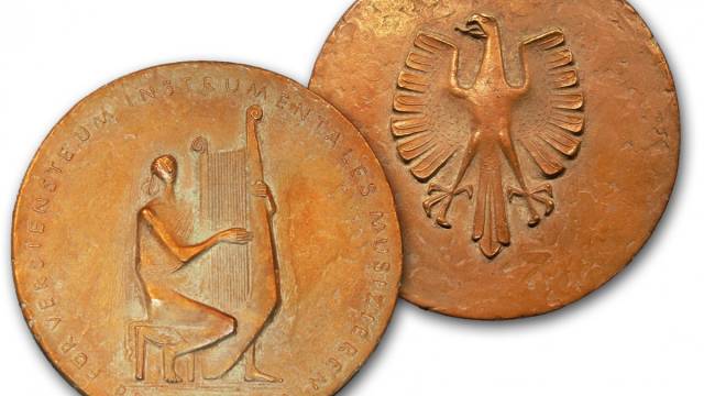 Die 16 cm große Bronzeplakette zeigt auf der Vorderseite eine musizierende Person mit einer Lyra sowie die umlaufende Inschrift „PRO MUSICA – für Verdienste um instrumentales Musizieren“. Auf der Rückseite ist der Bundesadler abgebildet.