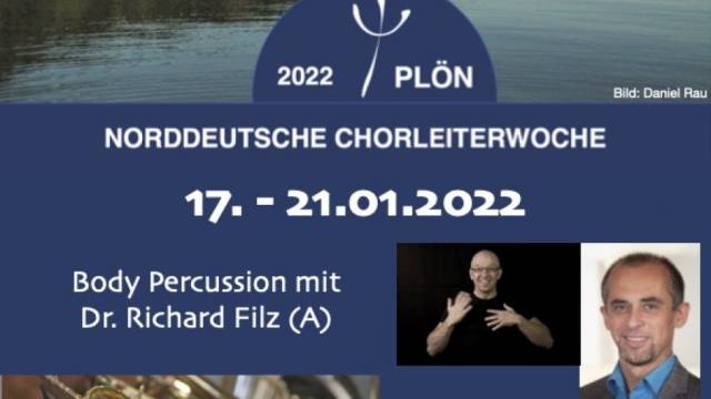 Grafik zur „Norddeutschen Chorleiterwoche 2022“ in Plön mit blauem Hintergrund und weißen Schriftangaben zum Termin 17.–21.01.2022. Zwei Porträtfotos zeigen einen lächelnden Mann in schwarzer Kleidung bei Body Percussion sowie einen weiteren Mann im Anzug. Oben ist ein stilisiertes Logo vor einer Wasserfläche zu sehen.