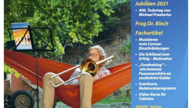 Eine Person liegt entspannt in einer orangefarbenen Hängematte im Grünen und spielt Posaune. Vor ihr steht ein Notenständer mit buntem Notenblatt, während das Licht durch die Blätter fällt. Rechts daneben befindet sich ein blaues Textfeld mit verschiedenen Themenankündigungen.