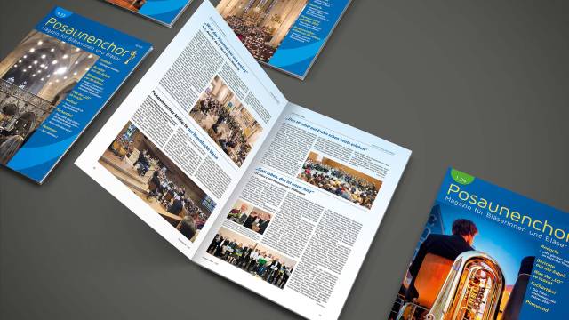 In einem großen Kirchenraum spielen mehrere Bläser ihre Instrumente und richten ihre Aufmerksamkeit auf den Mann in der Mitte. Dieser Mann dirigiert die Gruppe mit erhobenen Händen deutlich sichtbar.